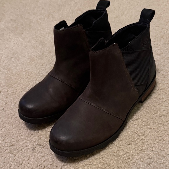 Sorel Women’s Brown and Black Chelsea Boots - Picture 6 of 10